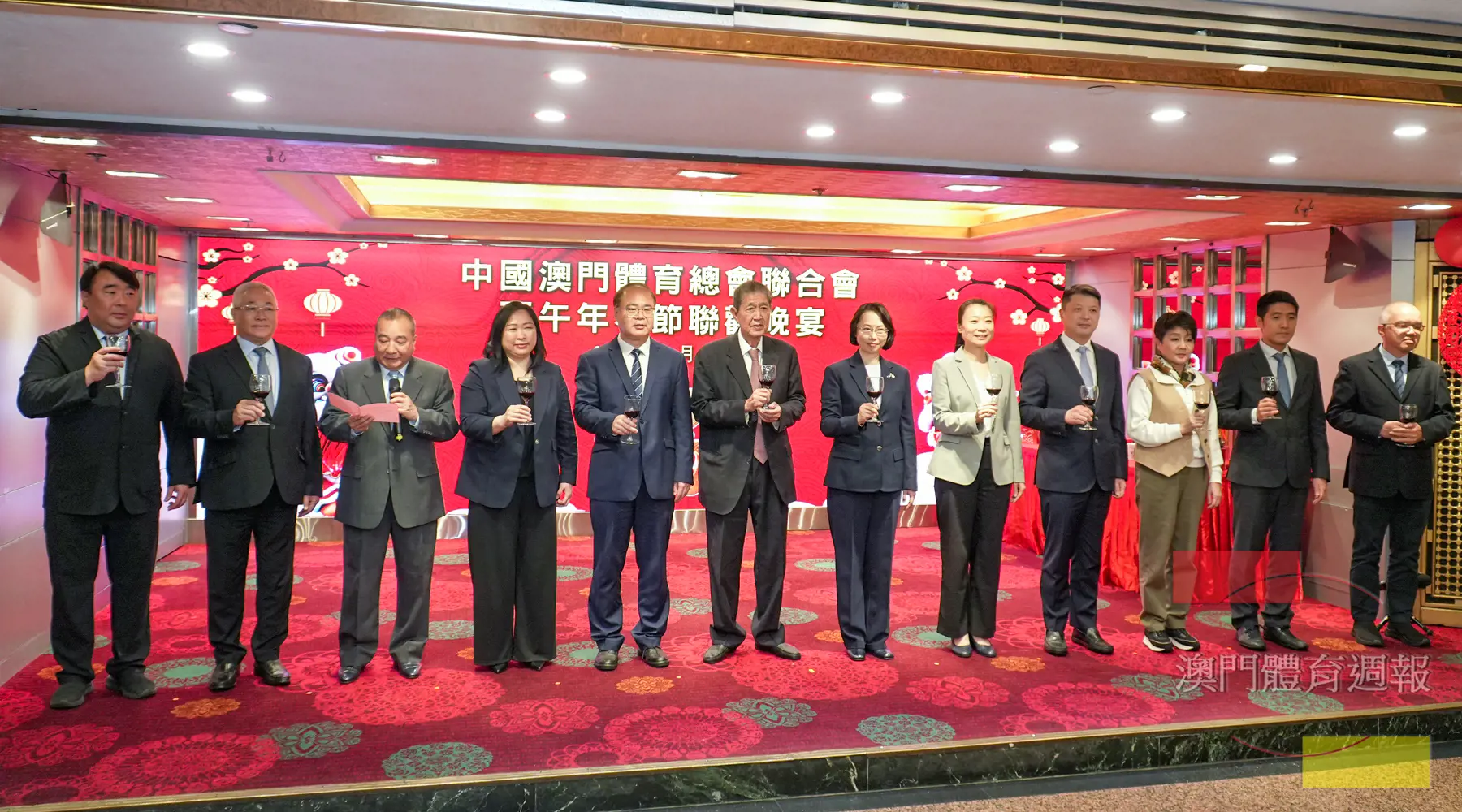 嘉賓向現場人士祝酒 (2).jpg